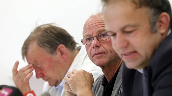 Meinhard Lukas (rechts vorne) und Walter Knirsch (links) empfehlen die Schaffung eines Objektivierungsanwalts. Bild: SN/robert ratzer 