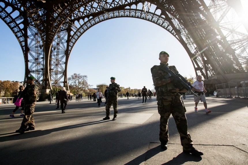 Soldaten vor dem Eiffelturm. (Foto: Bloomberg) 